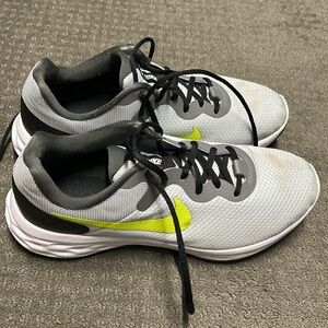 Nike Revolution 6 running shoes